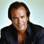 Den enigmatisk maestro: Hvordan Julio Iglesias fangede verden og redefinerede stjernestatus